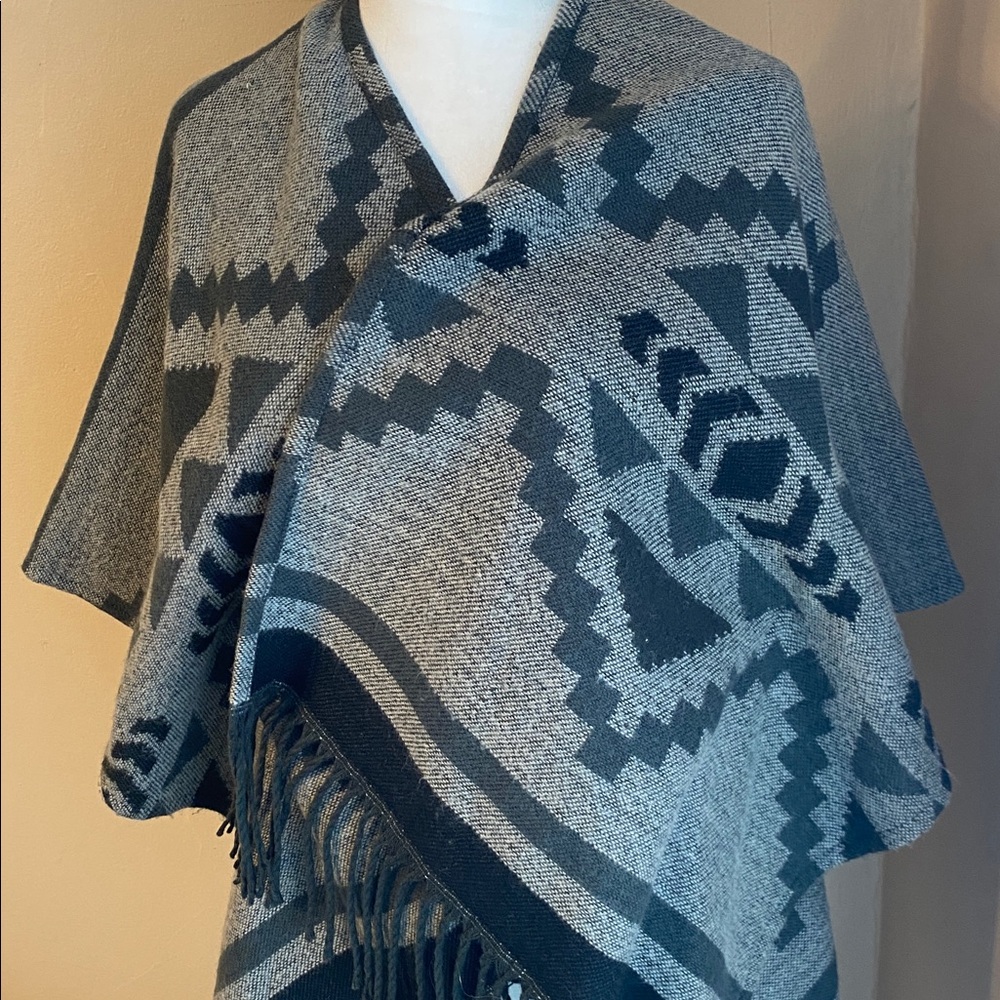 EUC HOLLISTER Southwestern BoHo Fringe Wrap XS/S